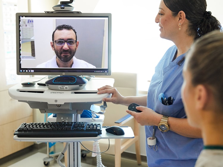 Las enfermeras interactúan de forma remota con un médico mediante un aparato de telemedicina.