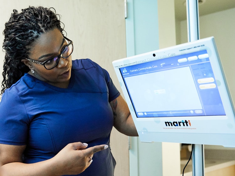 Enfermera usando un dispositivo de telemedicina