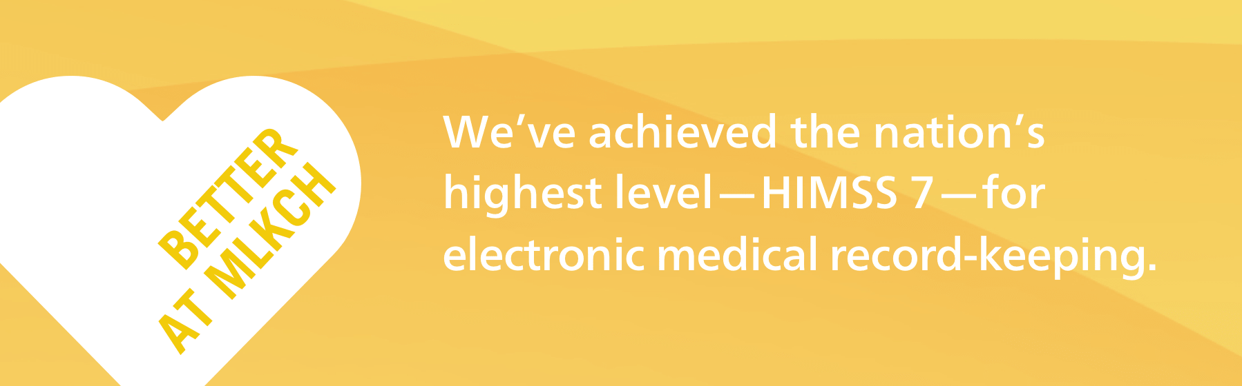 Credencial amarilla con la inscripción Mejor en MLKCH. Alcanzamos el nivel más alto del país, HIMSS 7, para llevar archivos médicos electrónicos.