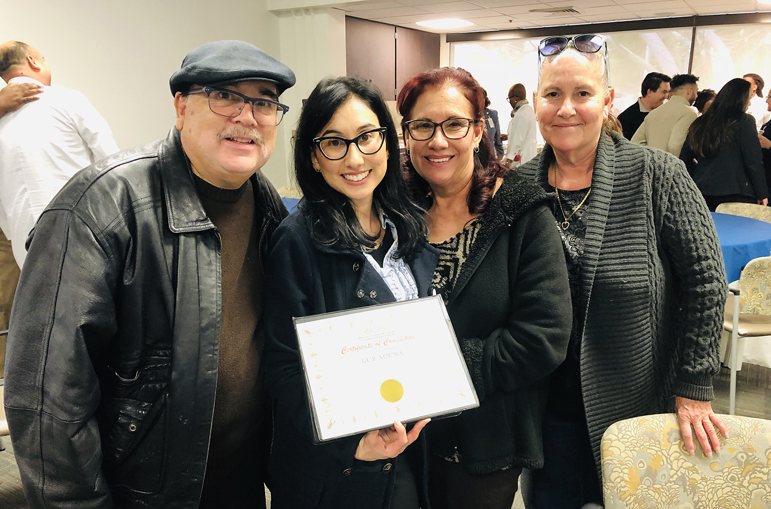 Nueva graduada de la residencia en enfermería de Versant, Luz Acuna y su orgullosa familia