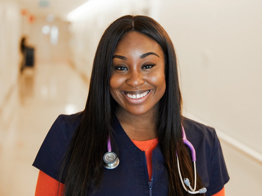 Primer plano de una enfermera joven de color sonriendo