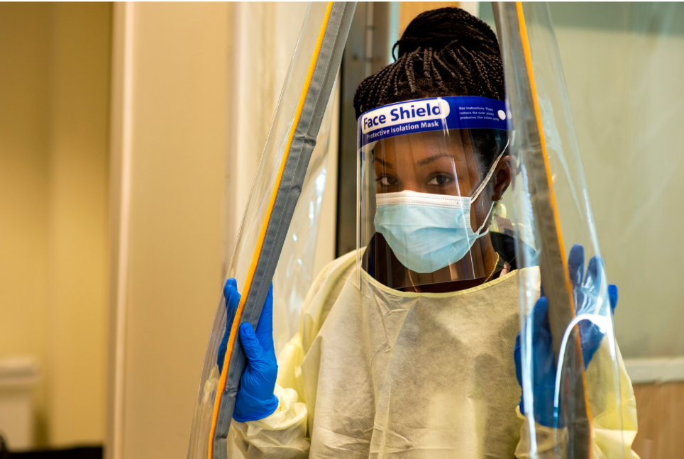 Kashona Bridget, enfermera de color usando equipo de protección personal