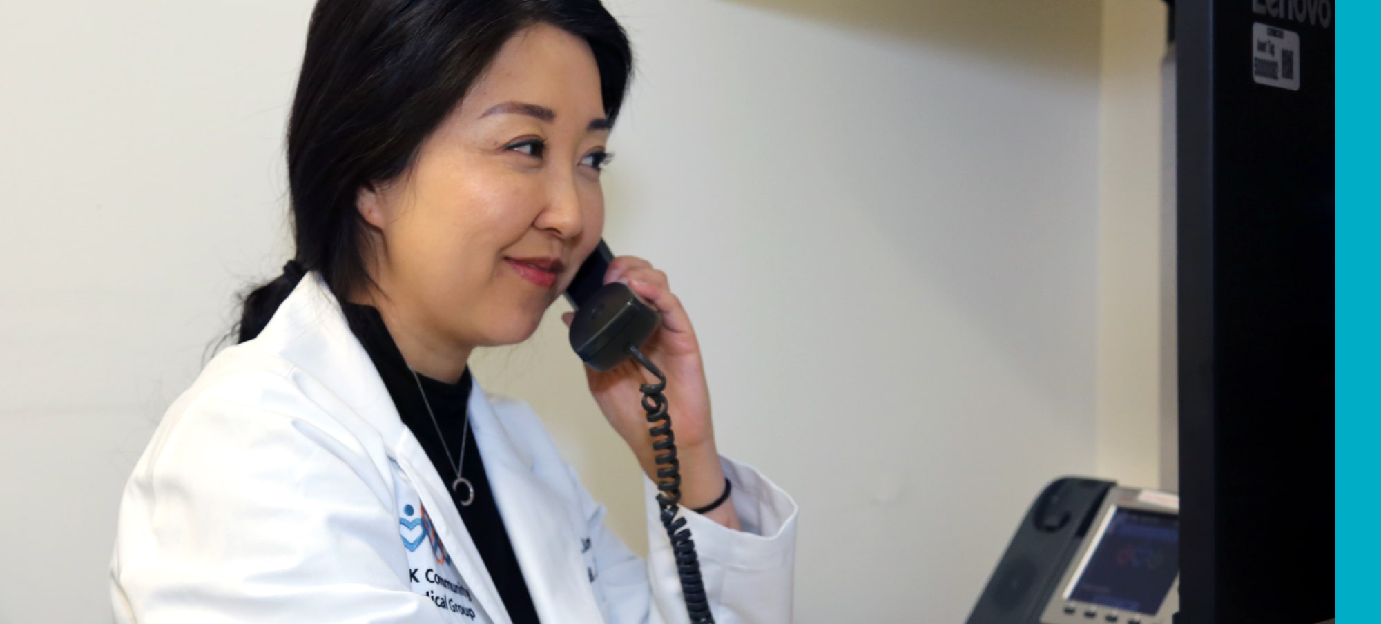 Médica asiática hablando por teléfono