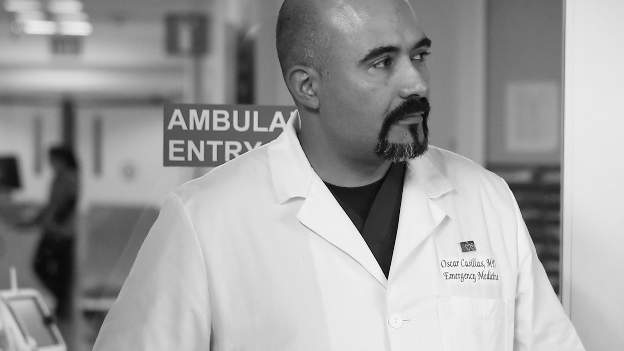 Retrato en blanco y negro del Dr. Oscar Casillas, un médico latino de mediana edad