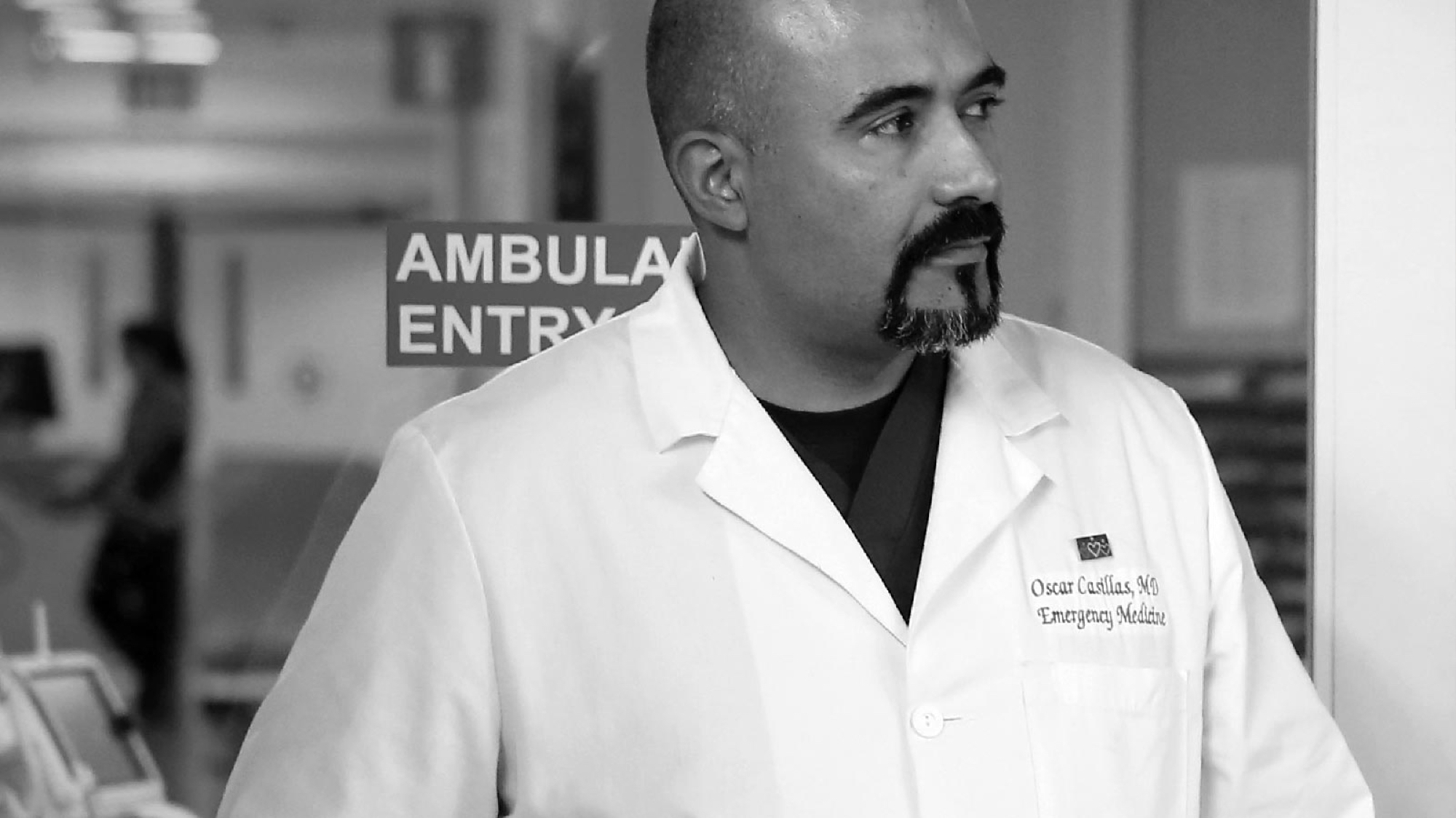 Retrato en blanco y negro del Dr. Oscar Casillas, un médico latino de mediana edad