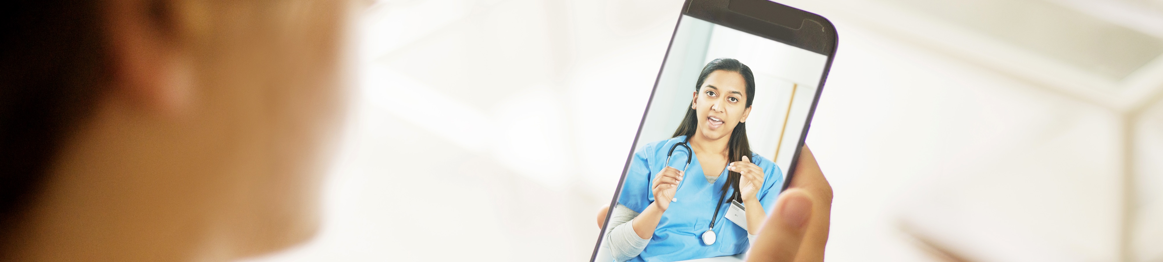 Una mujer usando un teléfono móvil para hablar con su médico