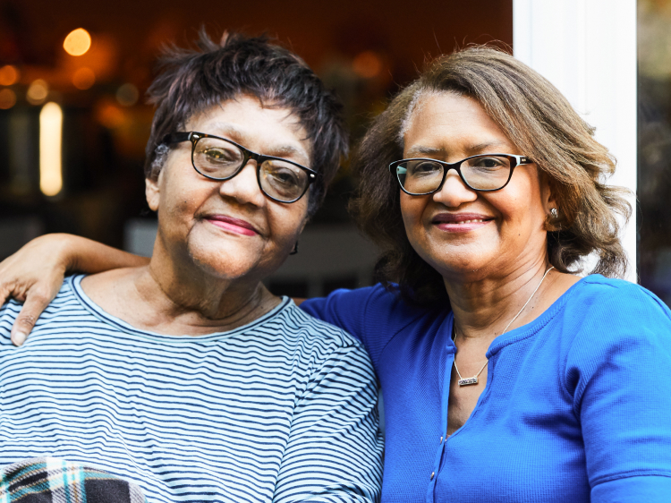 La Dra. Batchlor, una mujer afroamericana de mediana edad, sonriendo al lado de su madre