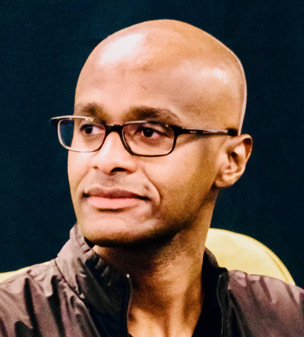 Retrato de Moaz Hamid, un hombre de color con anteojos