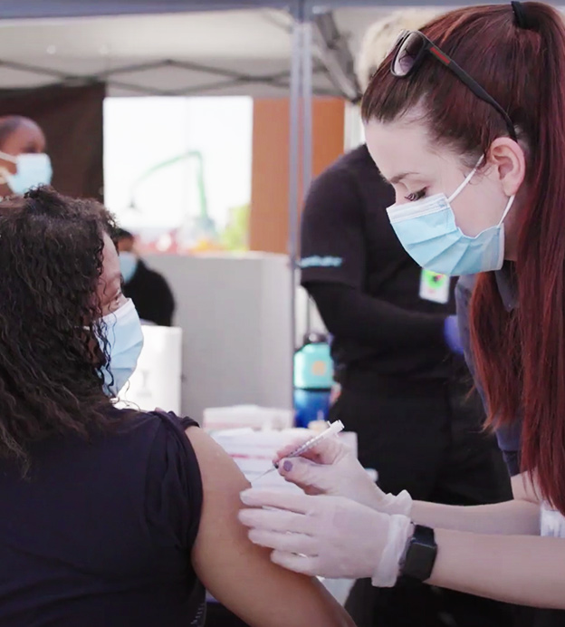 Las clínicas móviles llevan vacunas al sur de Los Ángeles