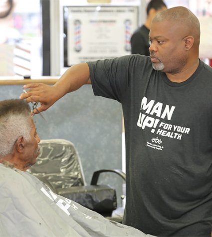 El barbero Daryll Jones con un cliente