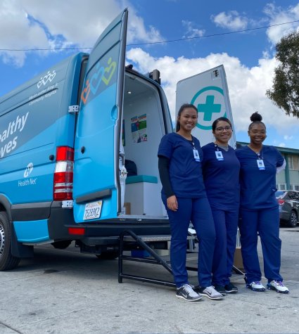 Foto de enfermeras frente a una camioneta de salud móvil