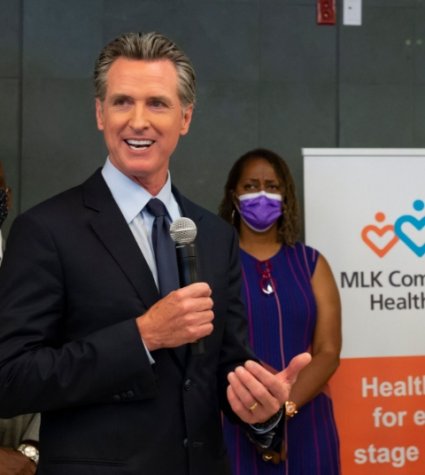 Fotografía del gob. Newsom en el MLKCH