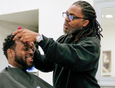 Goose cutting a customer's hair