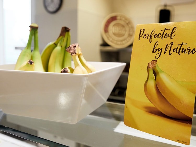 Racimo de bananas frescas en un recipiente