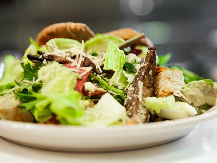 Primer plano de una ensalada verde