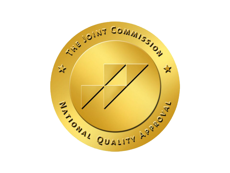Credencial dorada con la inscripción: The Joint Commission National Quality Approval