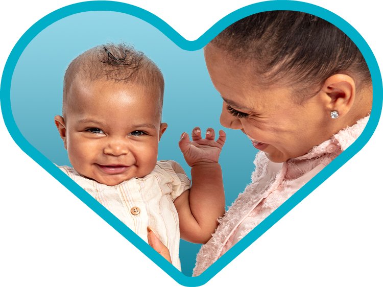 Foto de una madre afroamericana y un bebé sonriente en un corazón azul de MLKCH